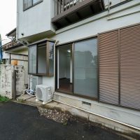 杉並区堀ノ内の賃貸物件/掃き出し窓のすぐ外は遊歩道