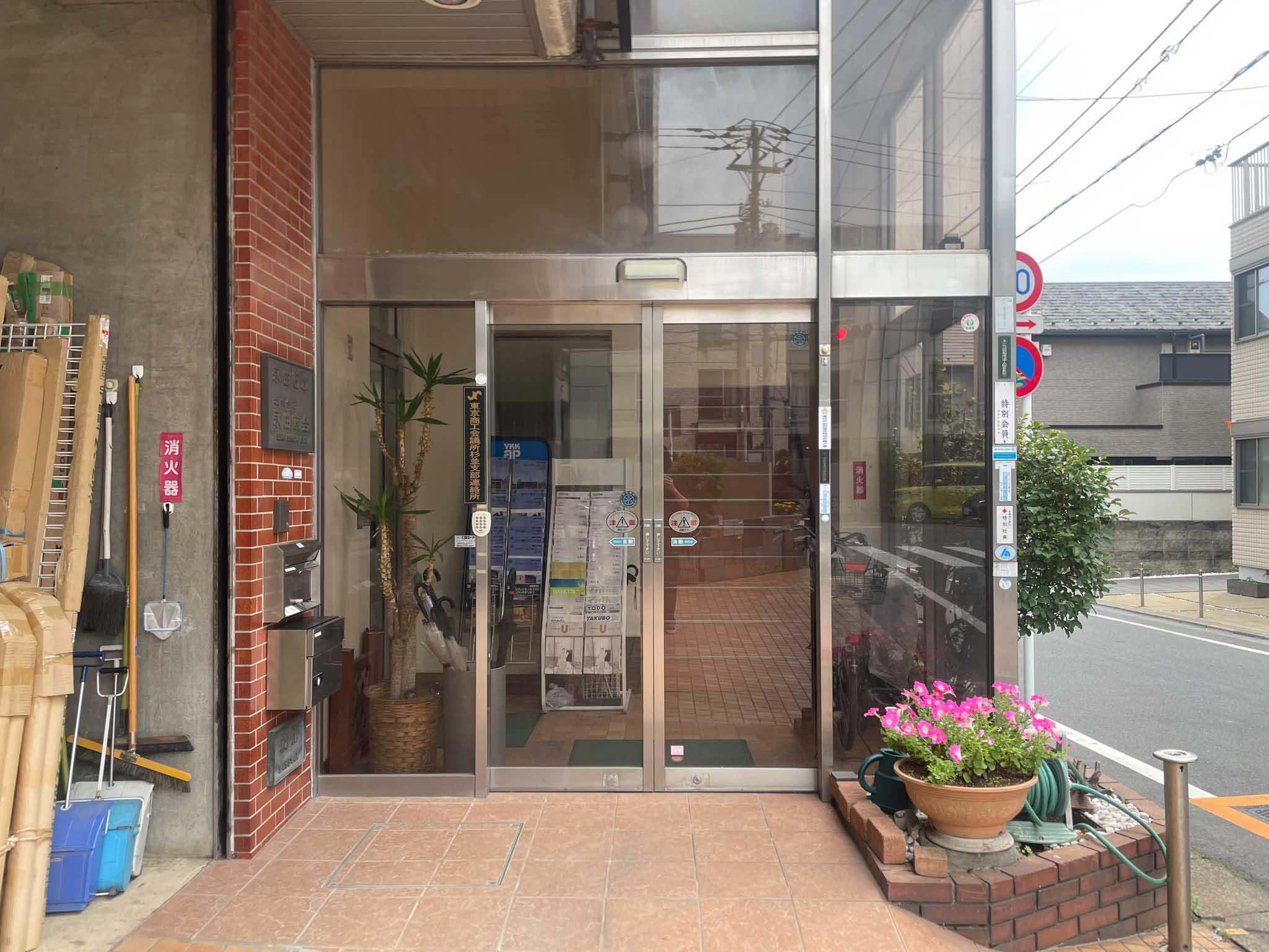 杉並区宮前の賃貸物件/エントランスは1・2階テナントと共用の自動ドアとなっており、夜間はオートロックに切り替わります