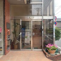 杉並区宮前の賃貸物件/エントランスは1・2階テナントと共用の自動ドアとなっており、夜間はオートロックに切り替わります
