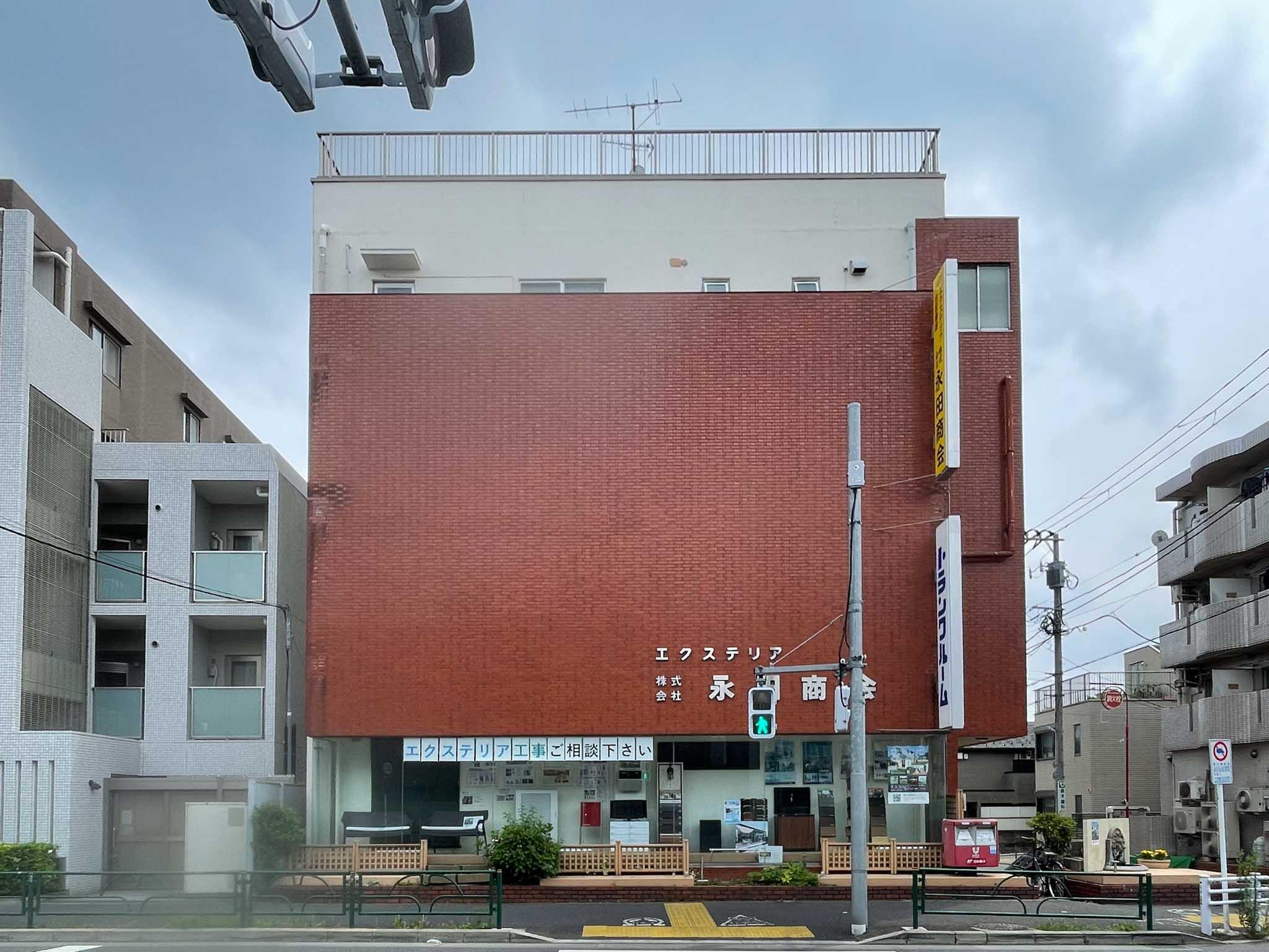 杉並区宮前の賃貸物件/外観を南側から。大通りに面しているので、車の走行音がつきものです