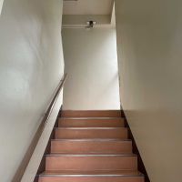 杉並区宮前の賃貸物件/階段室の幅には十分なゆとりがあるため、大きな什器の搬入も可能と思われます