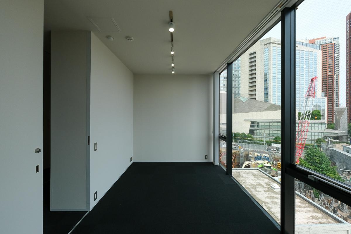 港区西麻布の賃貸物件/南側の8.9畳の部屋