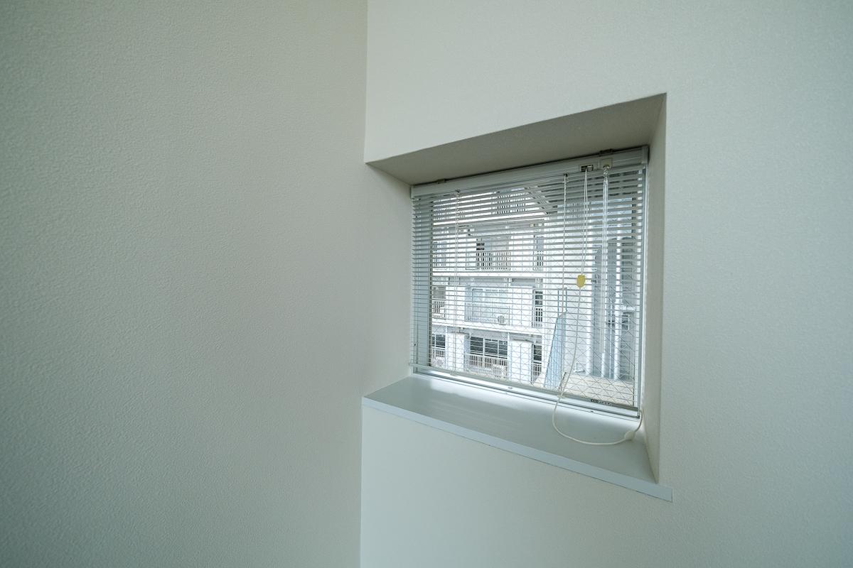 港区西麻布の賃貸物件/8.9畳の部屋にある小窓