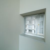 港区西麻布の賃貸物件/8.9畳の部屋にある小窓