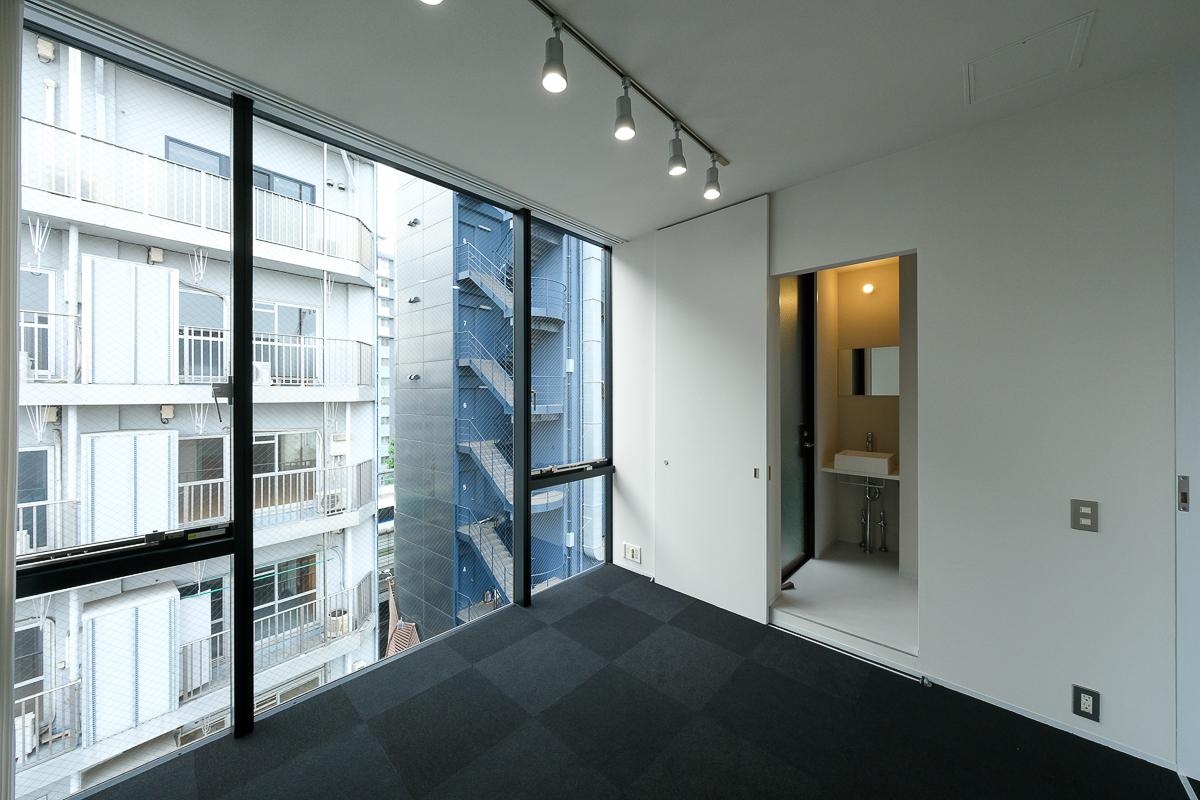 港区西麻布の賃貸物件/6畳の部屋からトイレやシャワールームへアクセスが可能