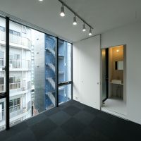 港区西麻布の賃貸物件/6畳の部屋からトイレやシャワールームへアクセスが可能