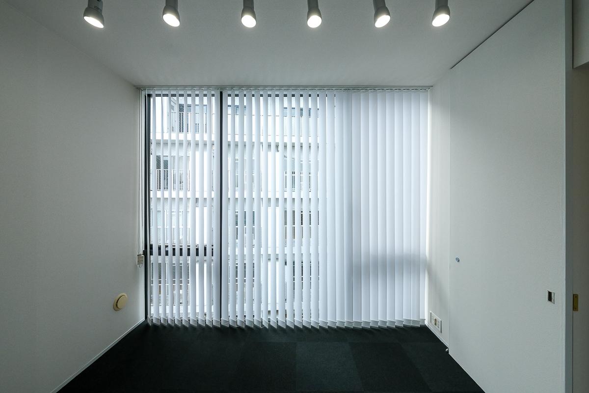 港区西麻布の賃貸物件/6畳の部屋にはバーチカルブラインド付き