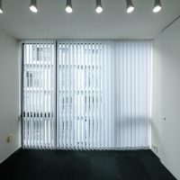 港区西麻布の賃貸物件/6畳の部屋にはバーチカルブラインド付き
