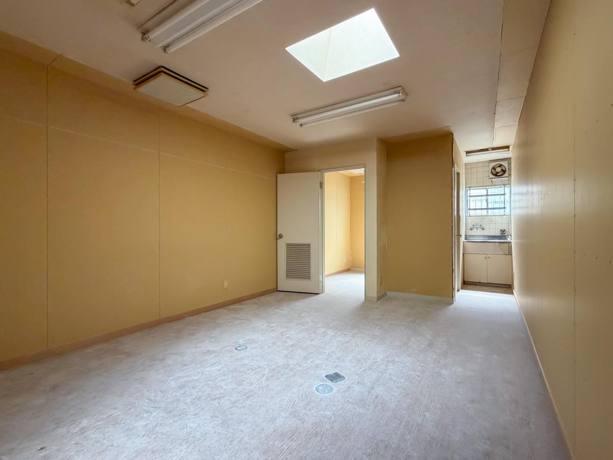 東京都目黒区の賃貸物件/2階別部屋。奥には小さなストックルームと水回り