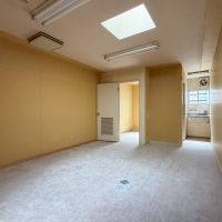 東京都目黒区の賃貸物件/2階別部屋。奥には小さなストックルームと水回り
