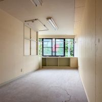 東京都目黒区の賃貸物件/2階、通りに面した部屋。窓からは神社の緑の借景