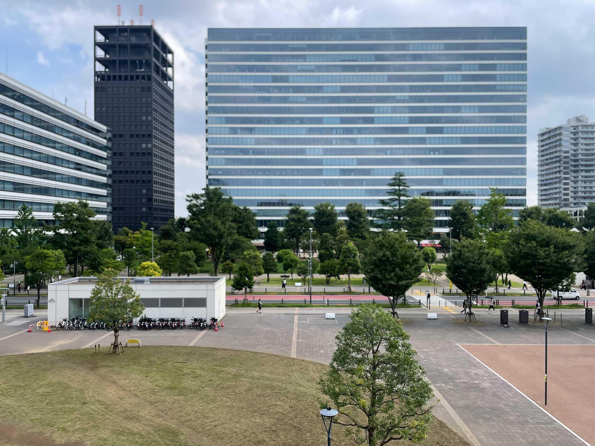 中野区中野の賃貸物件/南側のベランダから望むのは、公園の緑が広がる開放的な景色