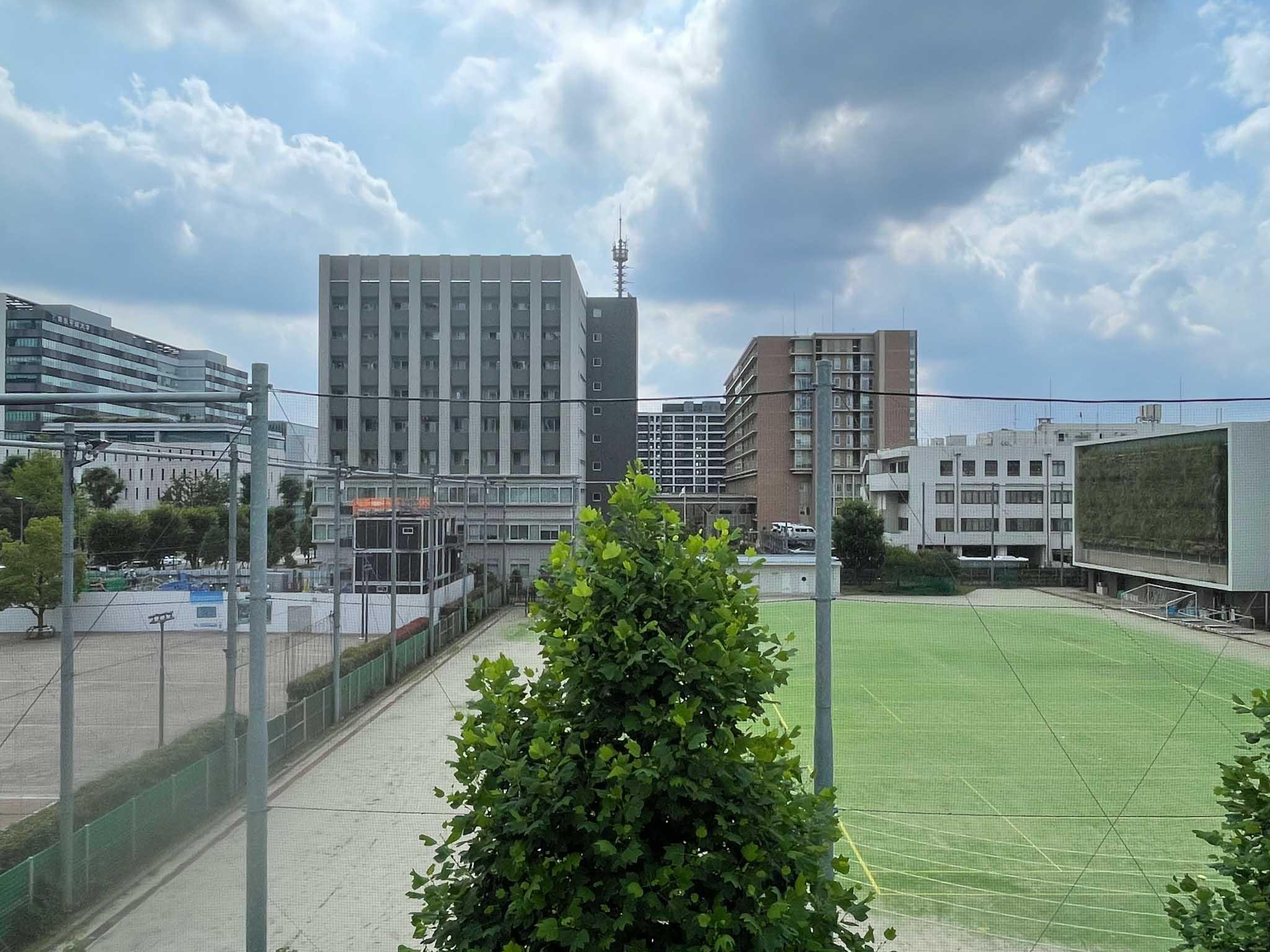 中野区中野の賃貸物件/西側の窓の外は中学校のグラインド