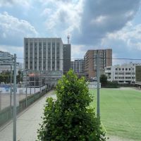 中野区中野の賃貸物件/西側の窓の外は中学校のグラインド