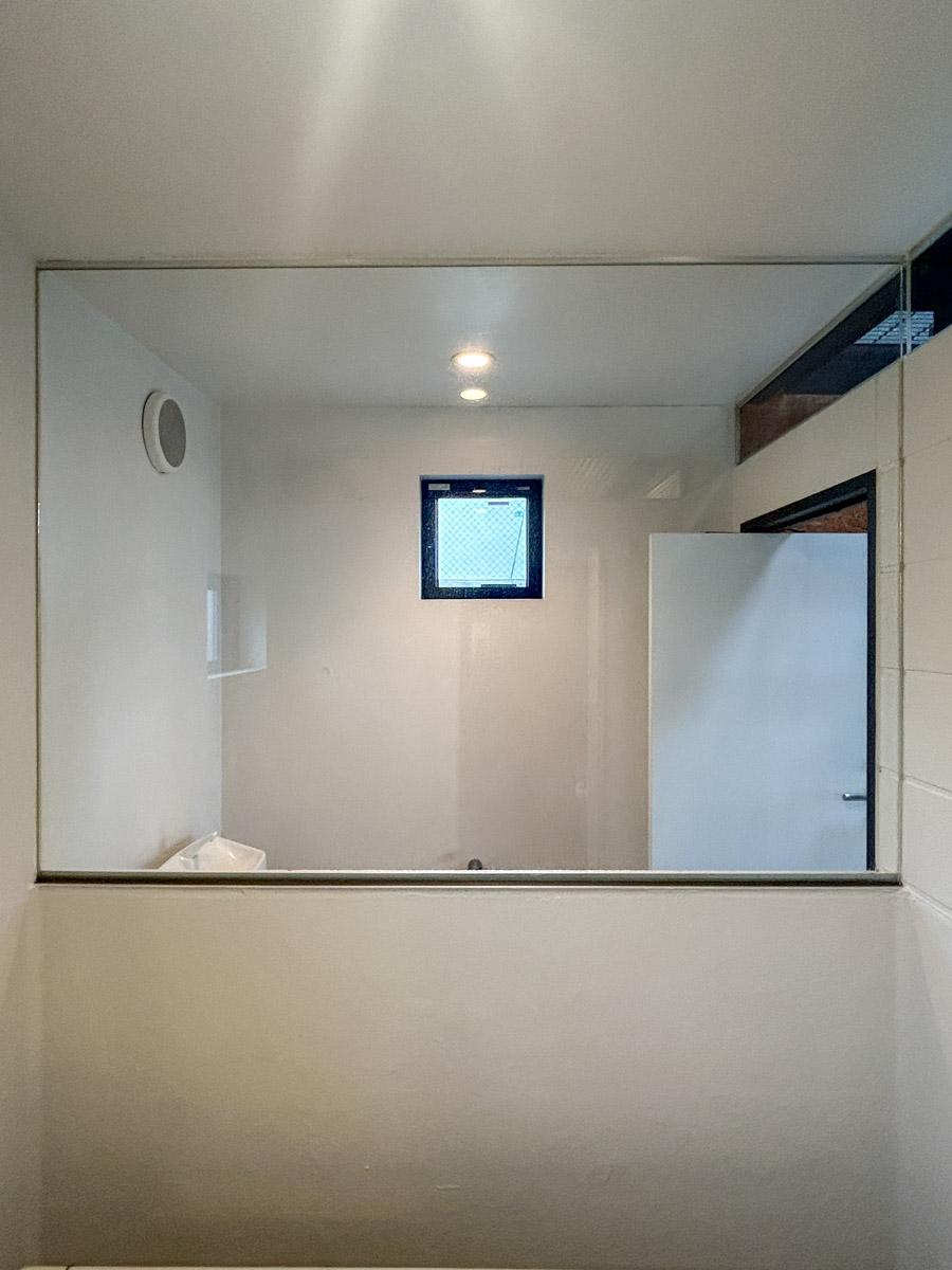 板橋区中台の賃貸物件/バスルームとトイレを区切る壁の半分はガラス窓になっています
