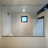 板橋区中台の賃貸物件/バスルームとトイレを区切る壁の半分はガラス窓になっています