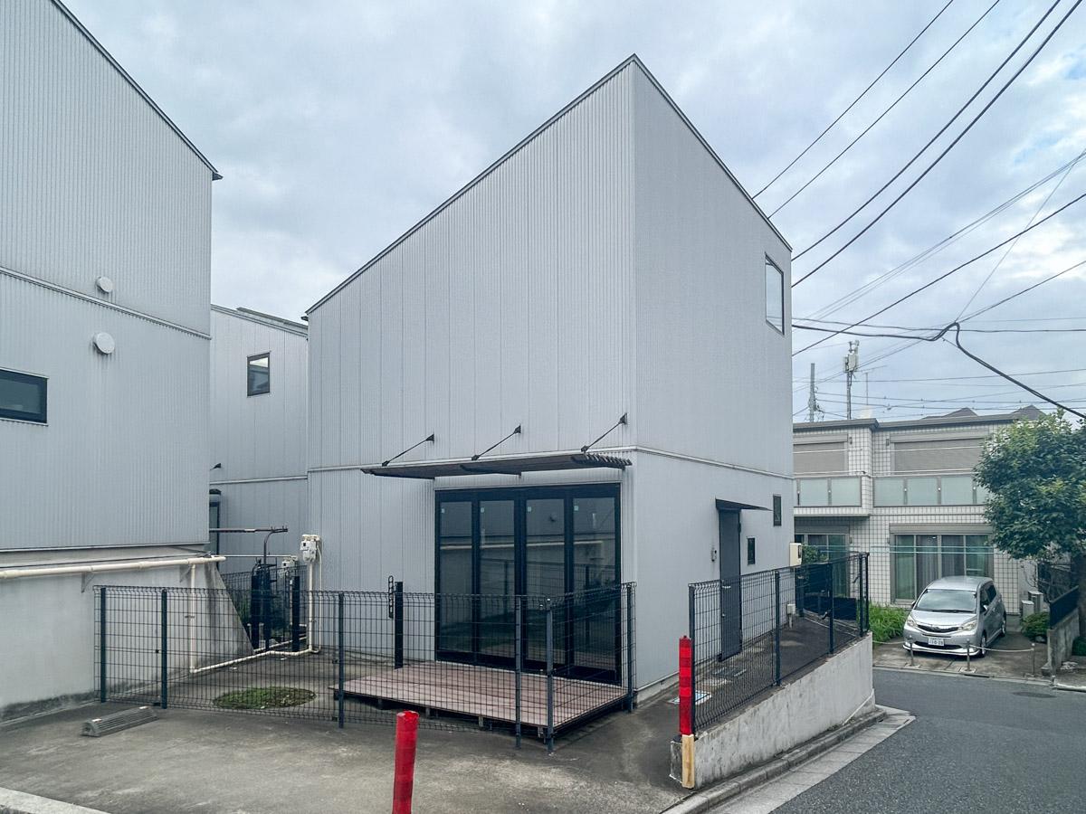 板橋区中台の賃貸物件/キューブ型の戸建て。シンプルな外観が特徴的