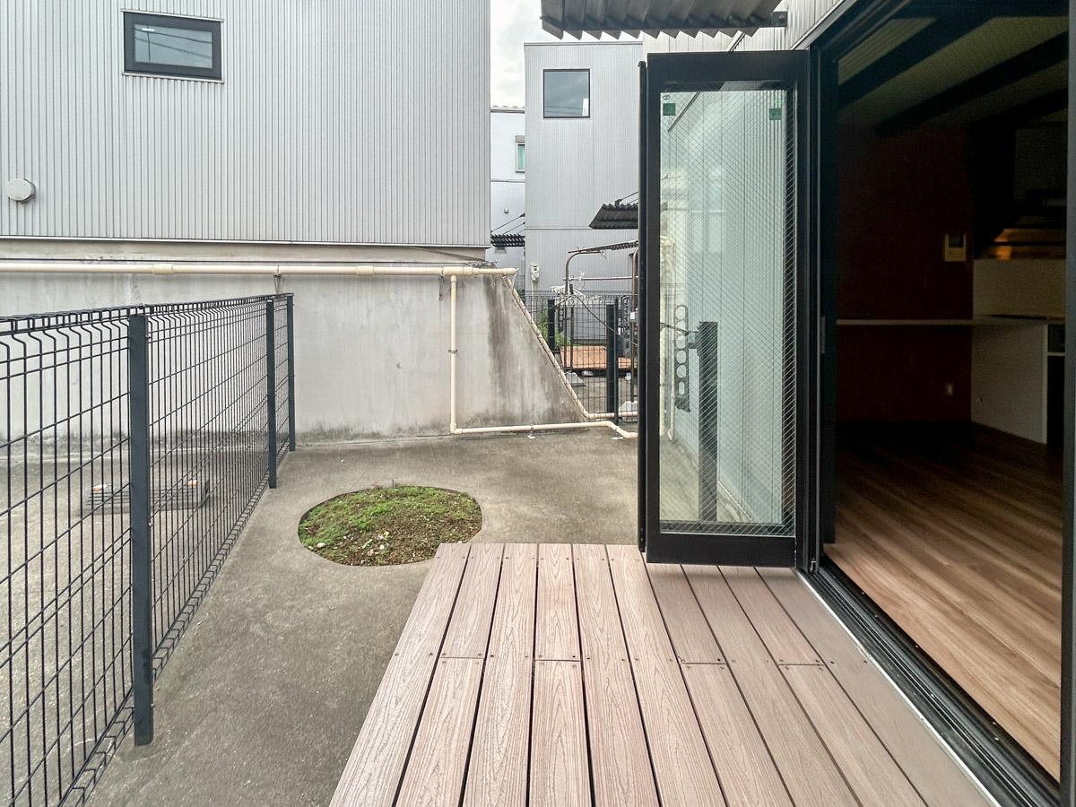 板橋区中台の賃貸物件/1階ベランダ。ウッドデッキがついています