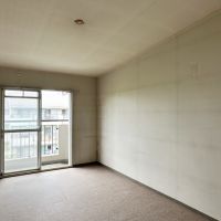 茅ヶ崎市茅ヶ崎二丁目の売買物件/北側の洋室｜こちらの天井も勾配がついて広く感じます