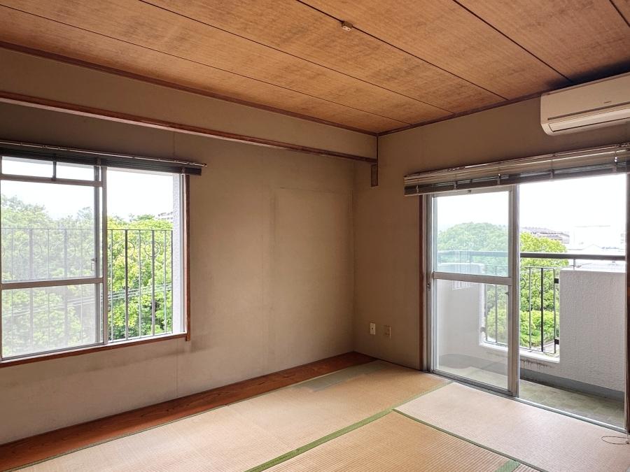 茅ヶ崎市茅ヶ崎二丁目の売買物件/北側の和室｜こちらの窓にも緑