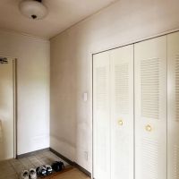 茅ヶ崎市茅ヶ崎二丁目の売買物件/玄関｜広い空間にレトロなルーバーの折戸。これはどこかで活用したい