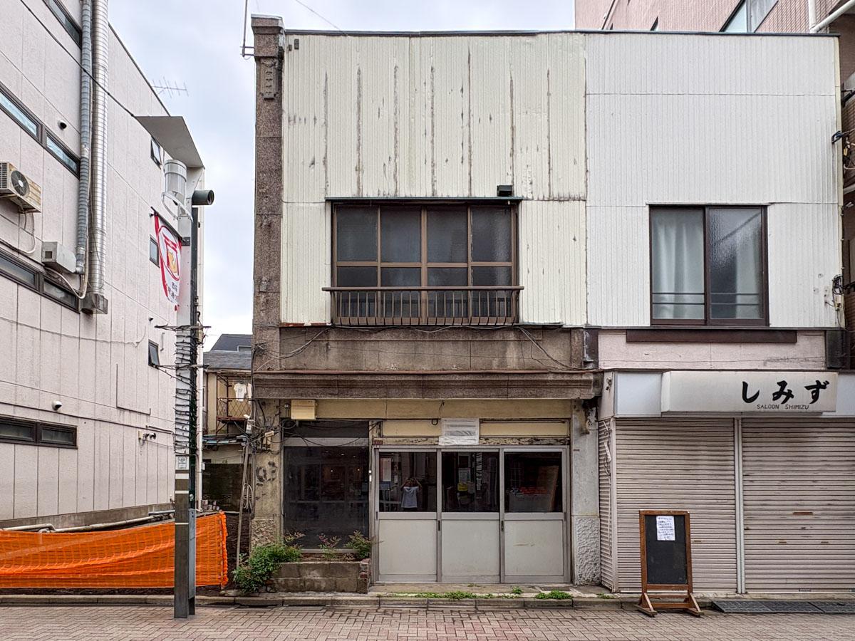 杉並区西荻北の賃貸物件/お店としてはずーっと開いていませんでした　入り口に選挙ポスターが貼ってあって、建物前に植木鉢があって、みたいな、役割を終えた感じをしばらく醸し出していました　募集がかけられてうれしい、町に循環があるといいです