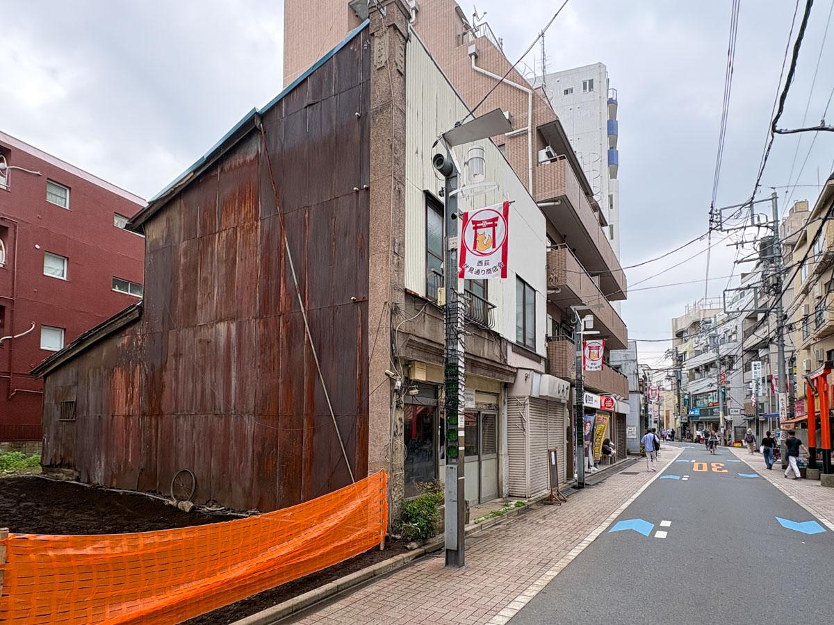 杉並区西荻北の賃貸物件/となりが最近建て壊されてあらわになった横顔　照れる　通りを挟んで斜向かいに鳥居があります