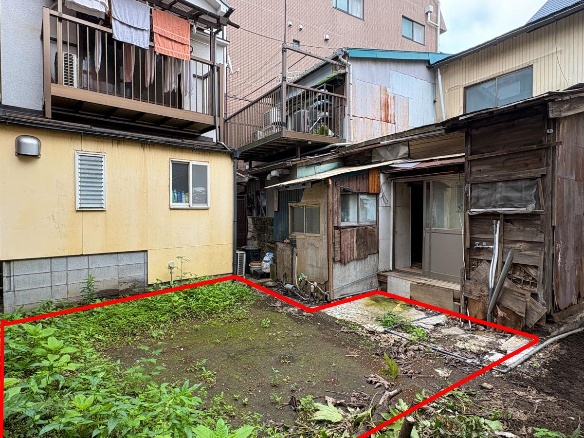 杉並区西荻北の賃貸物件/1階　赤で囲ったあたりが庭です　20㎡くらいはあるかなと