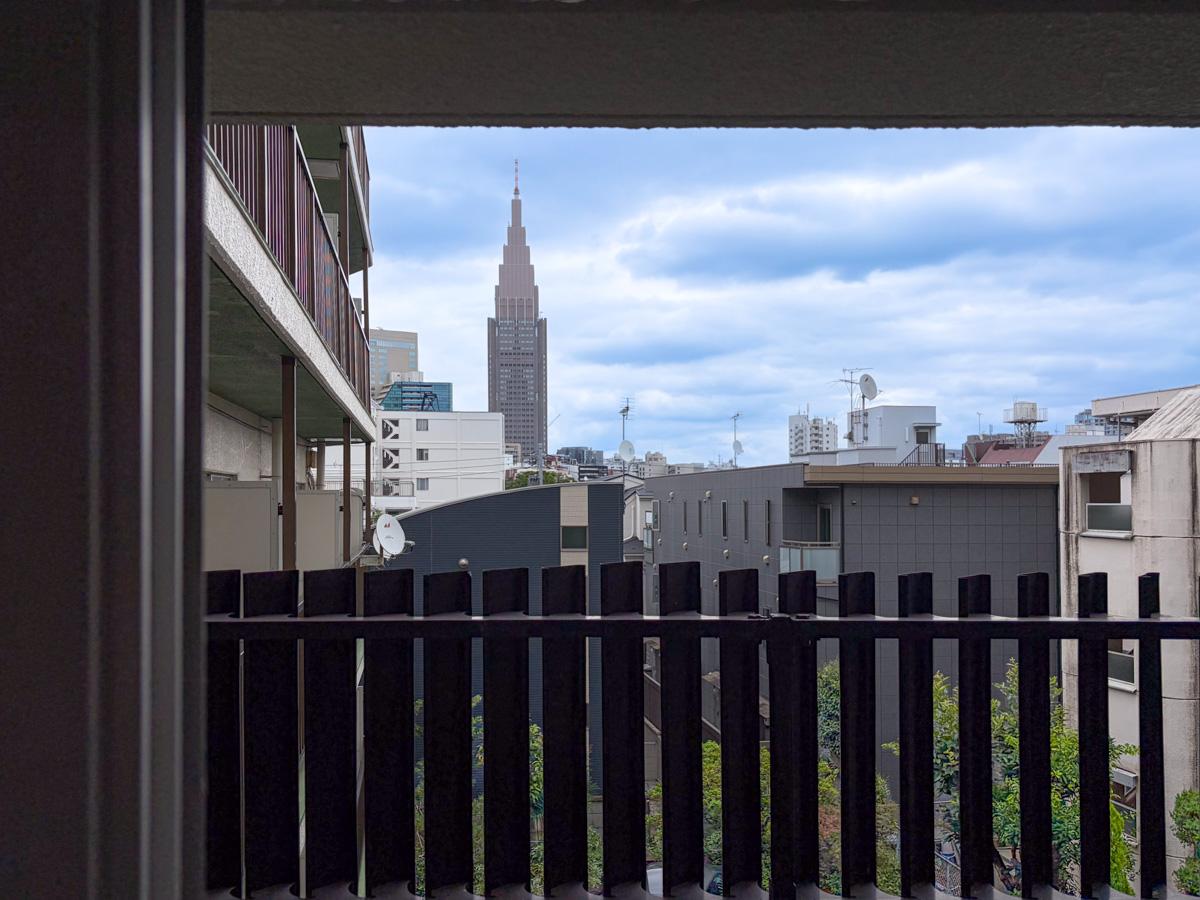 渋谷区代々木の賃貸物件/東向きの窓の向こうにはドコモタワーが