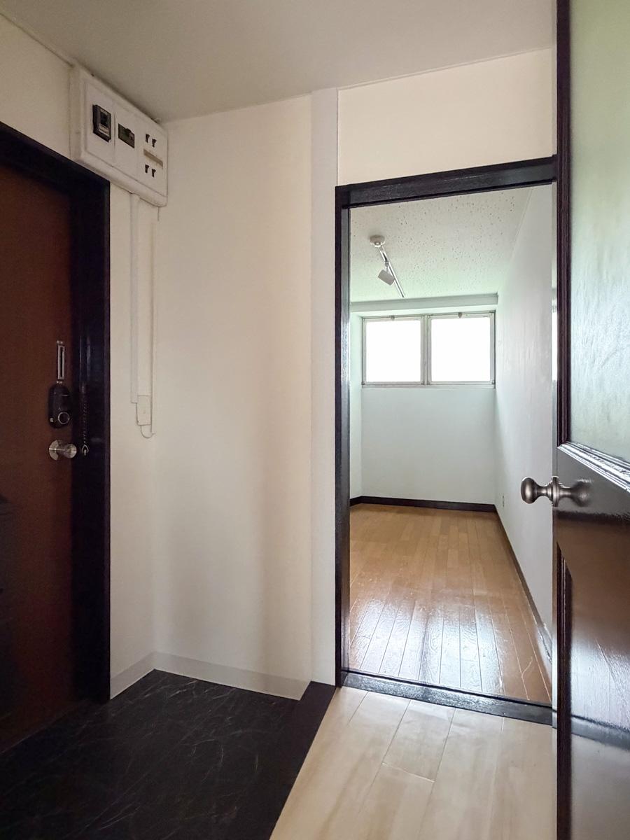 渋谷区代々木の賃貸物件/玄関を挟んで、奥に小部屋が