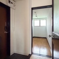 渋谷区代々木の賃貸物件/玄関を挟んで、奥に小部屋が