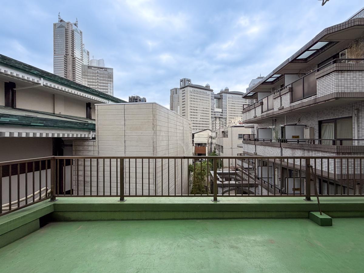 渋谷区代々木の賃貸物件/ゆったりとした共用部からは、新宿のビル群が望めます