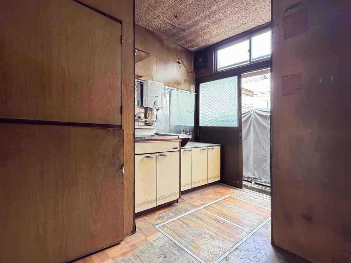 東京都中野区上高田の賃貸物件/1階の1番奥にキッチン、トイレが収まっています