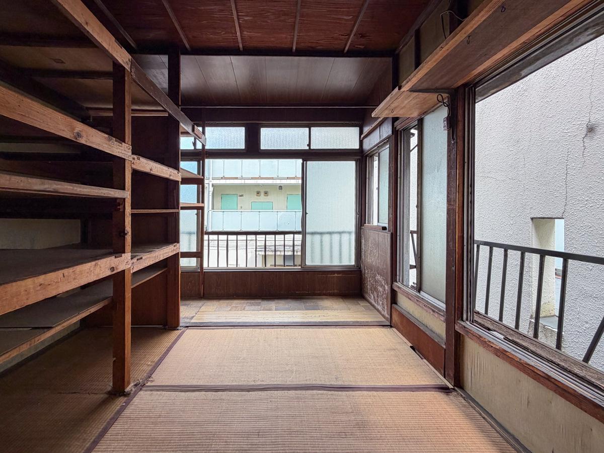 東京都中野区上高田の賃貸物件/2階奥の部屋には造作の棚が。L字の窓で採光と風通しも良好