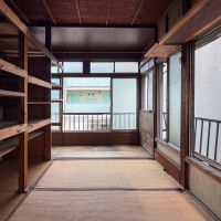 東京都中野区上高田の賃貸物件/2階奥の部屋には造作の棚が。L字の窓で採光と風通しも良好
