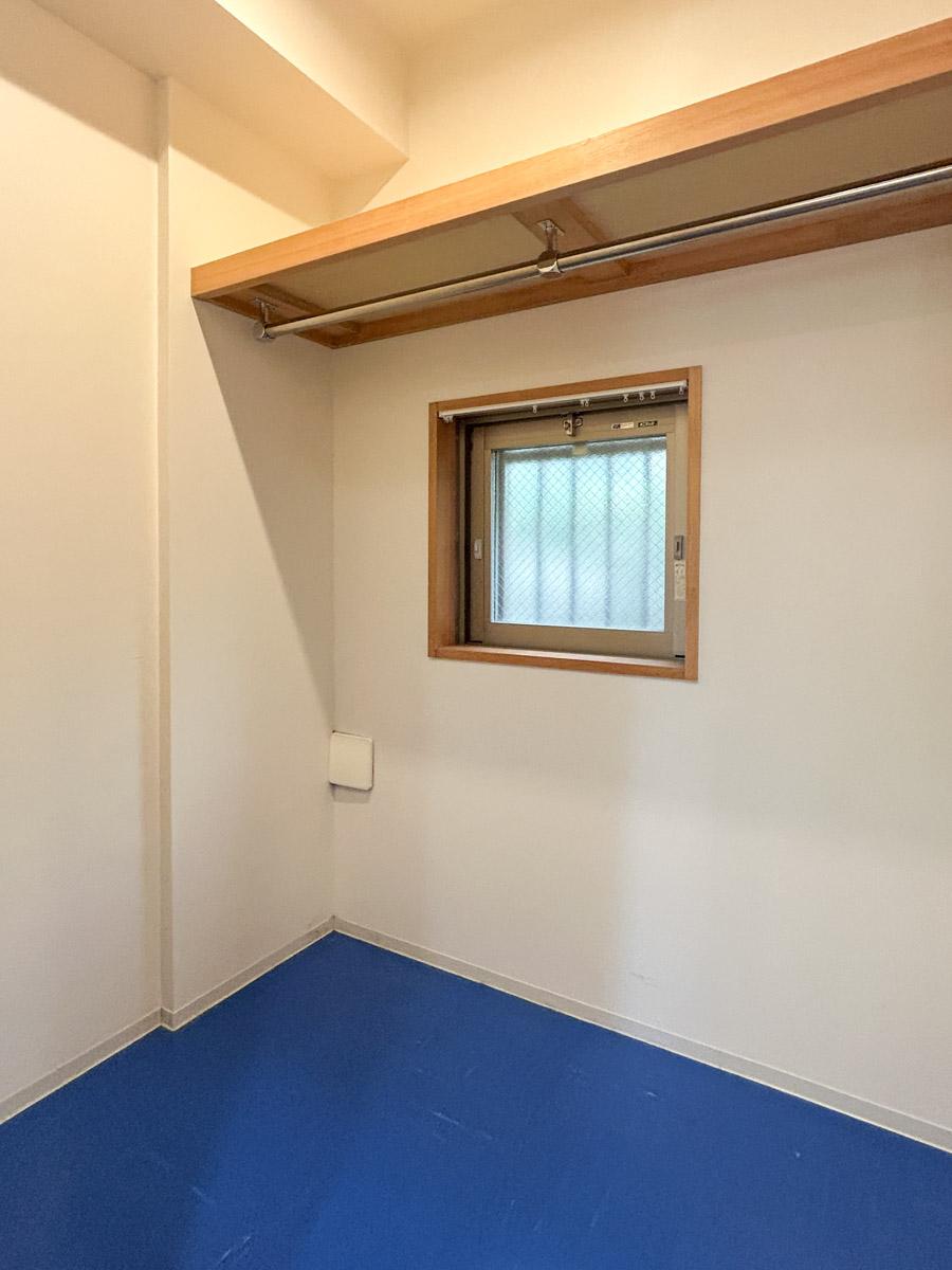 世田谷区経堂の賃貸物件/ウォークインクローゼット。リビングもすっきりと使えそうです