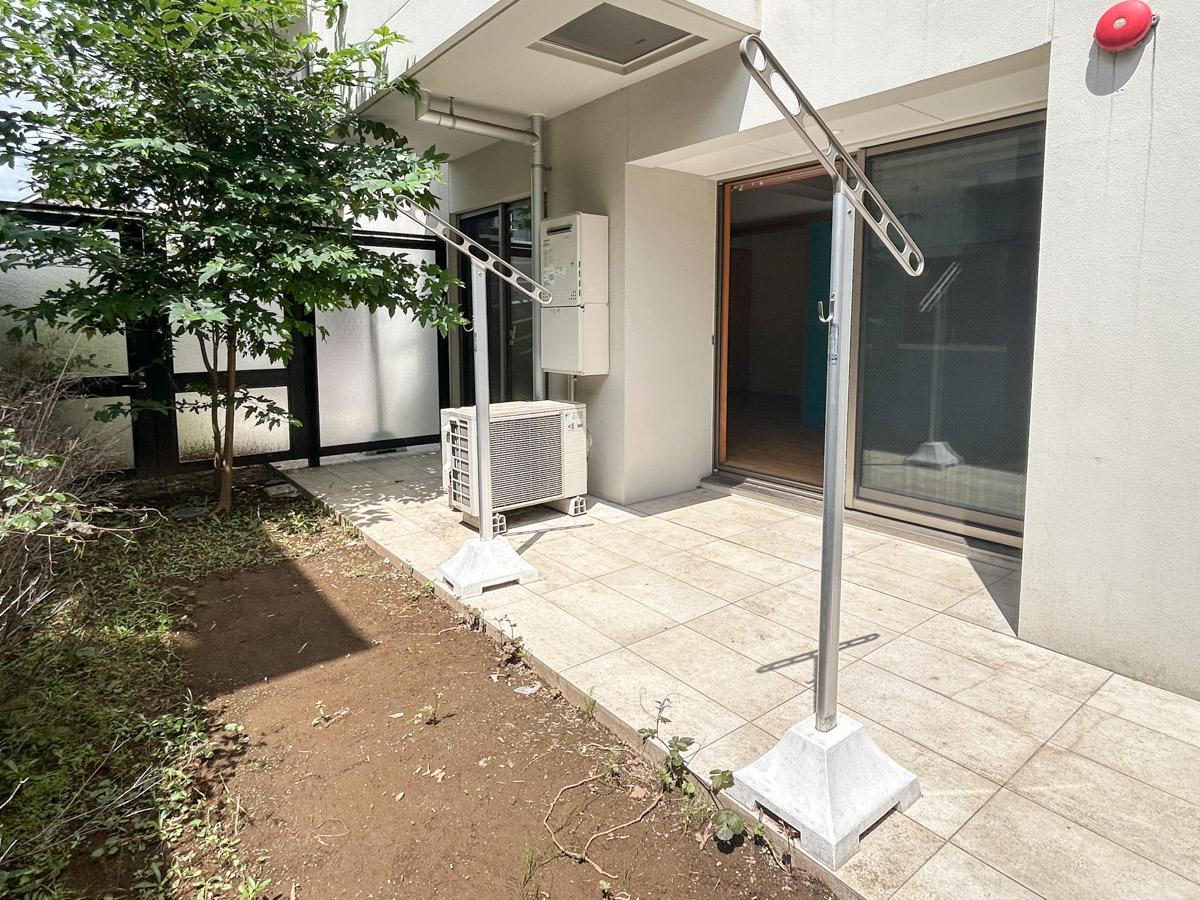 世田谷区経堂の賃貸物件/テラス。タイルがコンクリートの外壁ともマッチしています