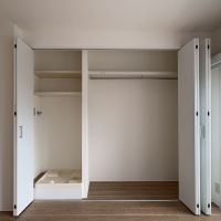 目黒区上目黒の賃貸物件/リビングの収納。洗濯機置き場はクローゼットの脇につくられるかたち