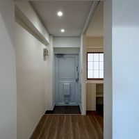 目黒区上目黒の賃貸物件/レトロな玄関ドア。廊下が少し広めなので大切な自転車を置いたりしても◎