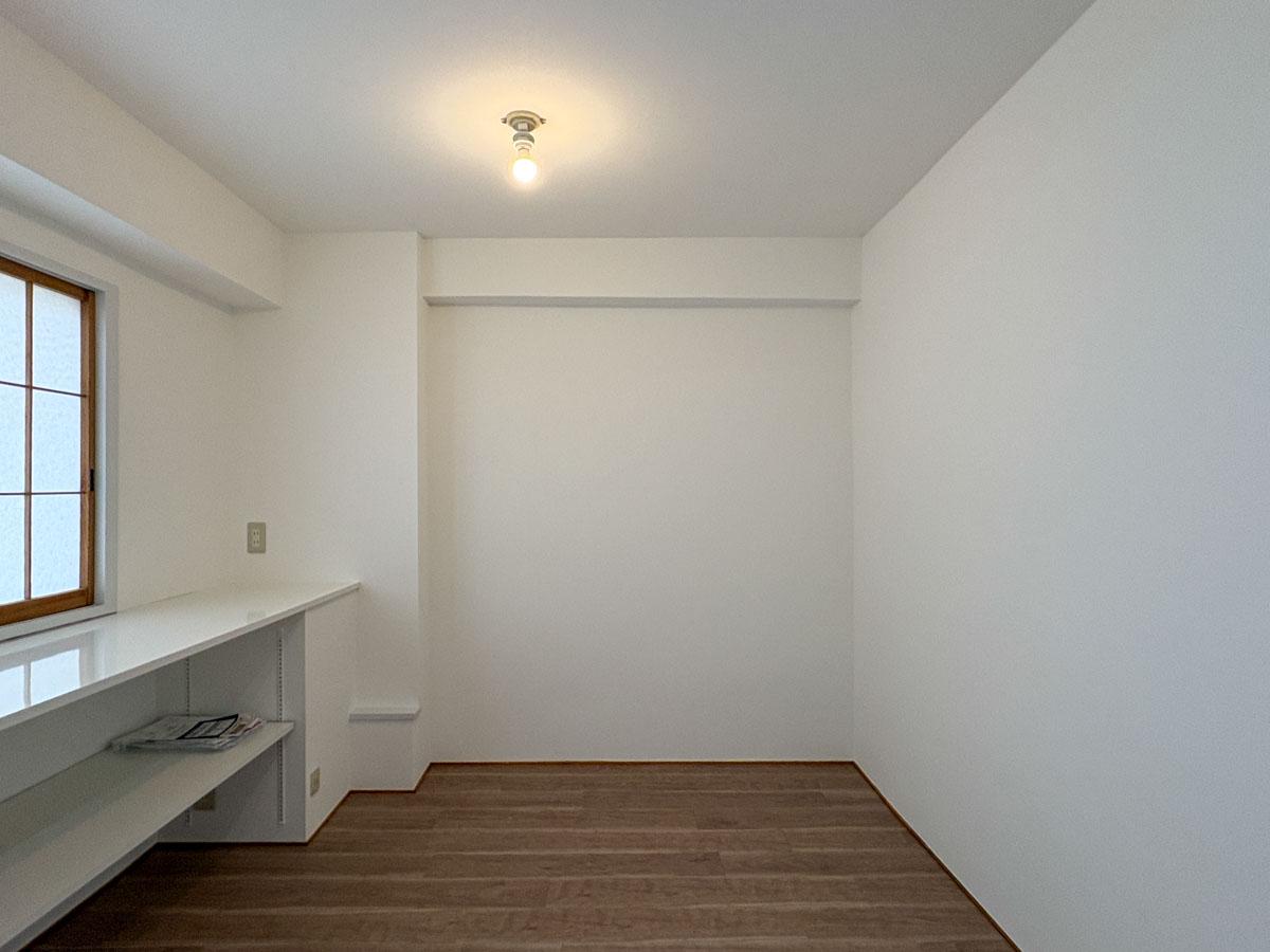 目黒区上目黒の賃貸物件/玄関横の部屋。寝室兼ワークスペースにするもよし、ごそっと荷物置きにしてもよし