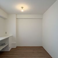 目黒区上目黒の賃貸物件/玄関横の部屋。寝室兼ワークスペースにするもよし、ごそっと荷物置きにしてもよし