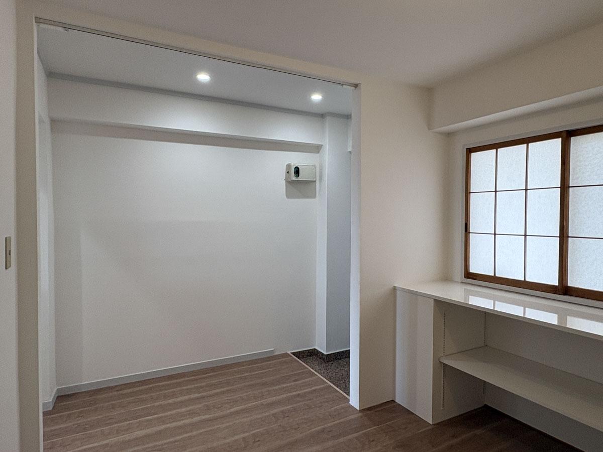 目黒区上目黒の賃貸物件/玄関横の部屋は廊下と緩やかにつながるつくり。ちなみにこちらの部屋はエアコンが設置できないので、リビングからエアコンの風を送る必要があります