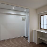 目黒区上目黒の賃貸物件/玄関横の部屋は廊下と緩やかにつながるつくり。ちなみにこちらの部屋はエアコンが設置できないので、リビングからエアコンの風を送る必要があります