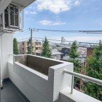 目黒区上目黒の賃貸物件/バルコニーに大きめのフラワーボックス。植物植えて、窓先を緑の景色にしてみては？