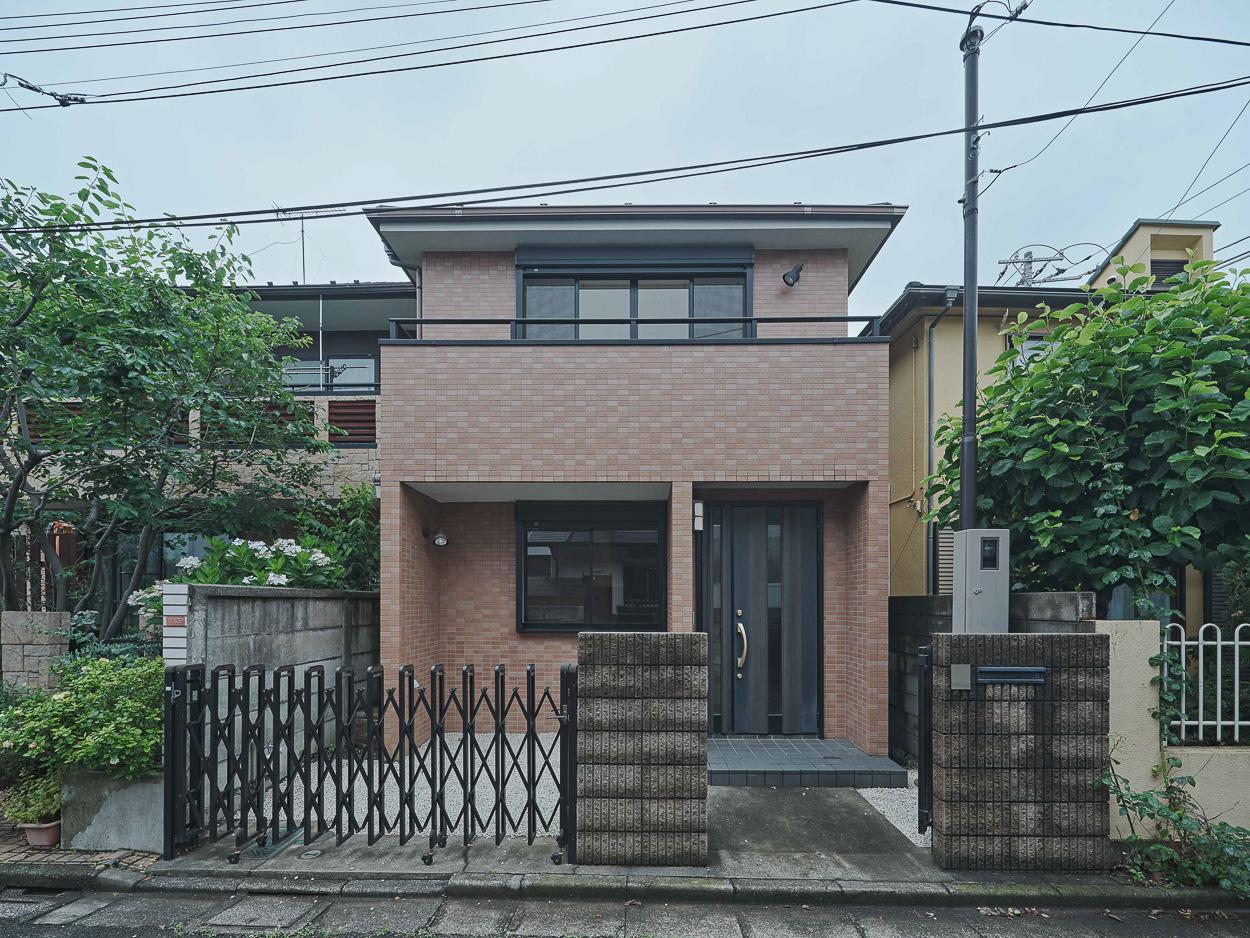 杉並区高井戸西の賃貸物件/温かみのあるモカ調タイル張りの戸建て。門扉の内側に収まれば、車やバイクを敷地においてもOK