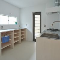 杉並区高井戸西の賃貸物件/キッチン背後には収納力のある棚が備え付けられています