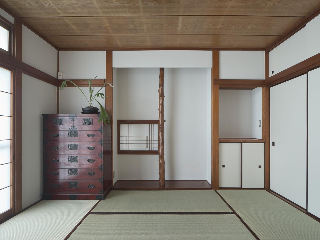 府中市西原町の賃貸物件/和室は6帖。畳の香りにほっとします。古いタンスは備え付け