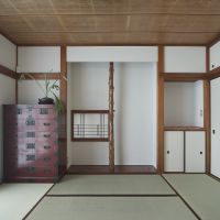 府中市西原町の賃貸物件/和室は6帖。畳の香りにほっとします。古いタンスは備え付け