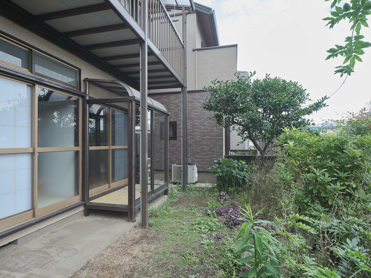 府中市西原町の賃貸物件/庭とサンルーム。季節を感じられる植栽が植えられています