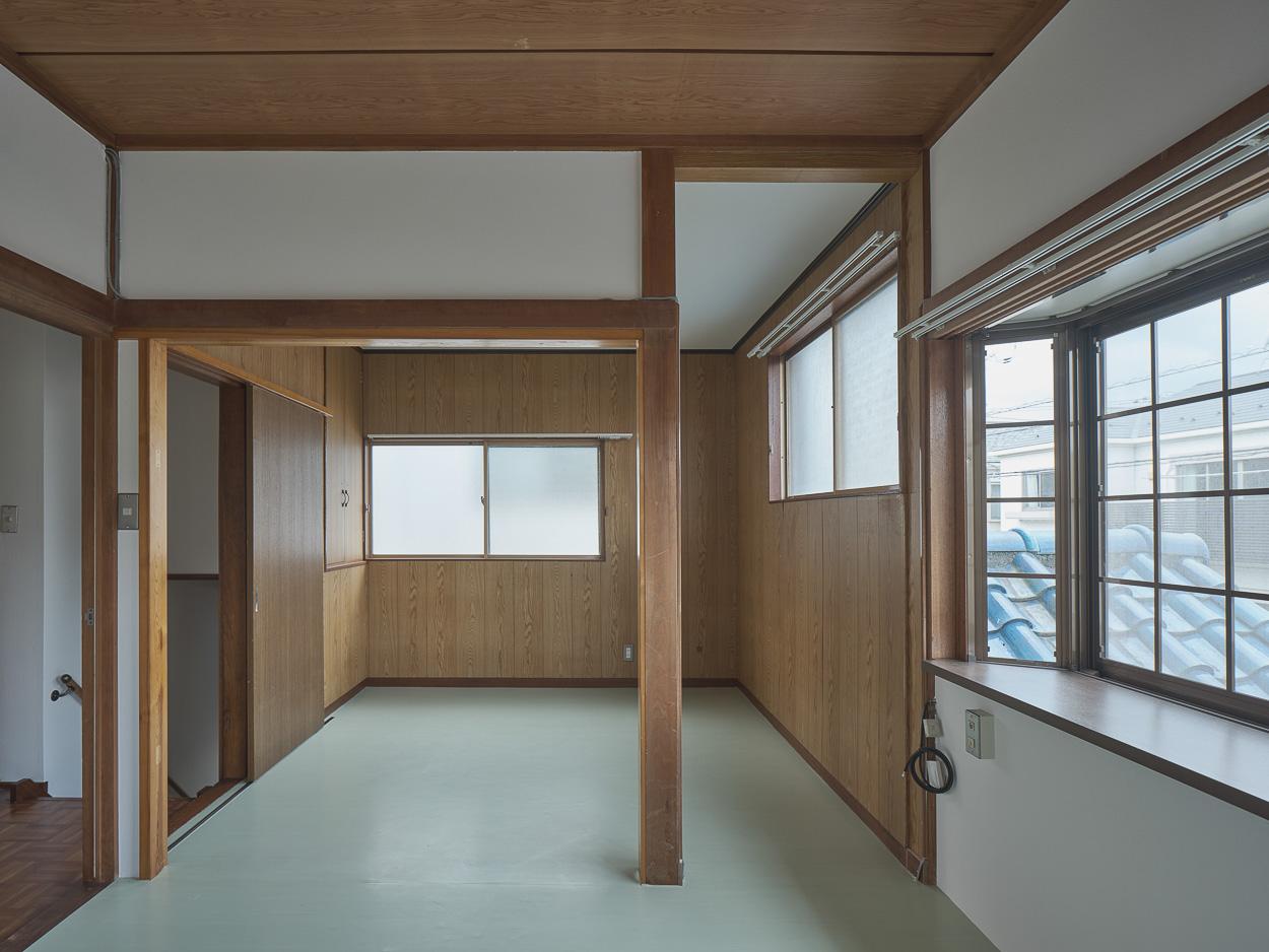 府中市西原町の賃貸物件/北側の洋室は９帖ほど。窓が多く明るい印象